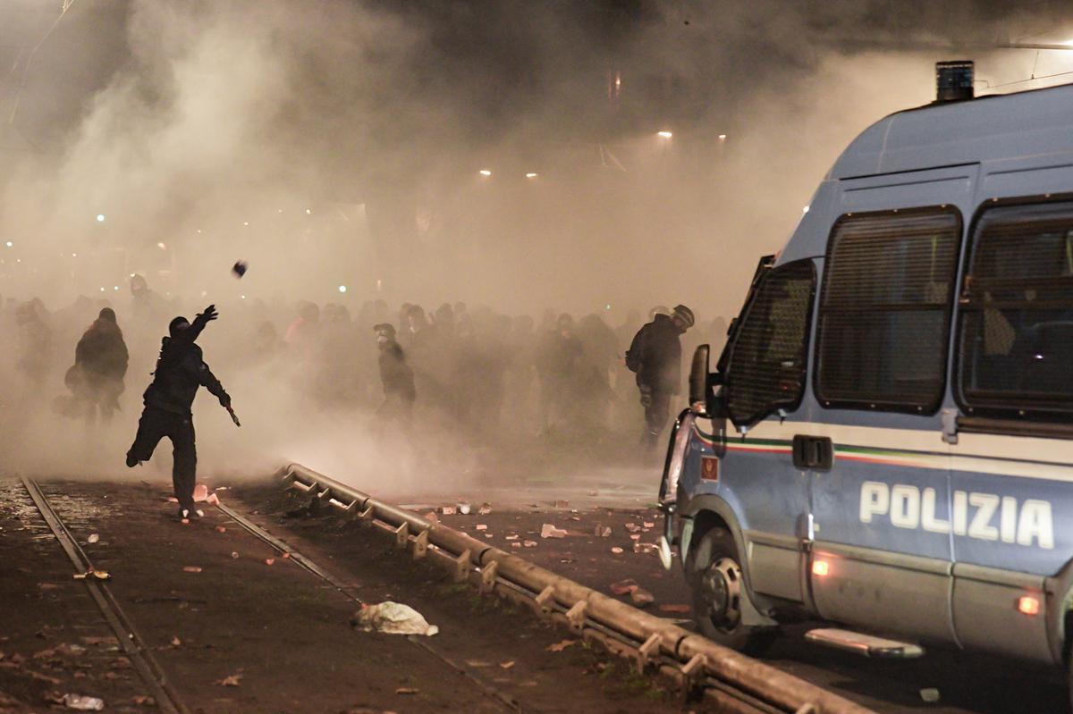 Torino, parla il poliziotto aggredito a colpi di martello: “Mi sono ritrovato nella ressa, ecco chi mi ha salvato” Torino, parla il poliziotto aggredito a colpi di martello: “Mi sono ritrovato nella ressa, ecco chi mi ha salvato”