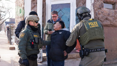 Usa, si dimette il direttore della polizia Ice: era finito nel mirino da tempo per i suoi metodi. Ordinò retate di massa anti-immigrati