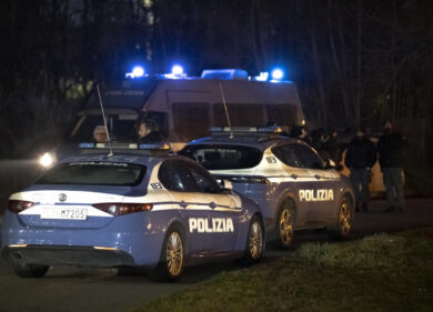 Napoli, arrestato il fratello della 22enne accoltellata: ha confessato. Presa a pugni in strada e poi brutalmente uccisa