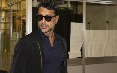 Fabrizio Corona, i social bloccati non hanno funzionato. Ora il pericolo per Mediaset sono le discoteche