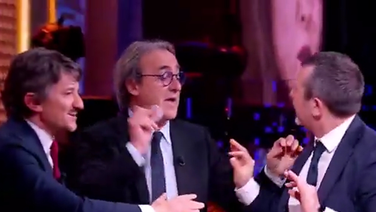 Angelo Bonelli provoca Delmastro e gli regala la spilla “ICE Out”: gelo a Realpolitik Angelo Bonelli provoca Delmastro e gli regala la spilla “ICE Out”: gelo a Realpolitik