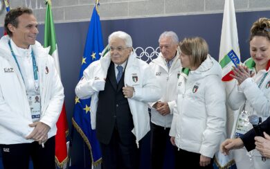Milano Cortina 2026, Mattarella al Villaggio olimpico. Il pranzo con gli atleti e la giacca azzurra: “Sono leggermente fuori età…”