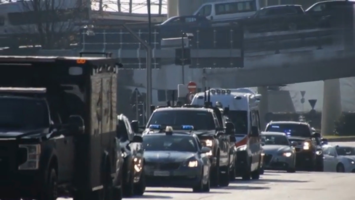 Olimpiadi, l’arrivo da “film d’azione” di J.D. Vance a Milano Olimpiadi, l’arrivo da “film d’azione” di J.D. Vance a Milano