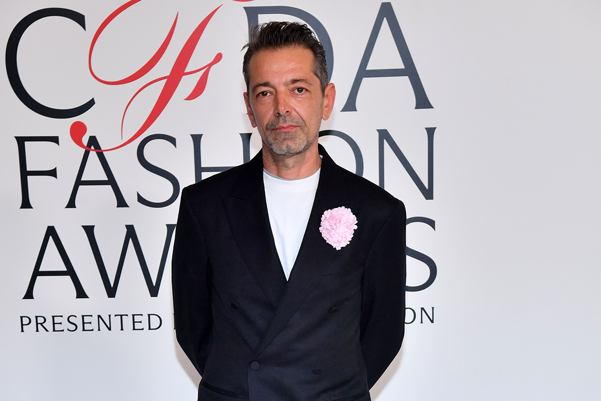Versace si affida alla mente di Pieter Mulier, lo stilista belga è il nuovo Chief Creative Officer Versace si affida alla mente di Pieter Mulier, lo stilista belga è il nuovo Chief Creative Officer