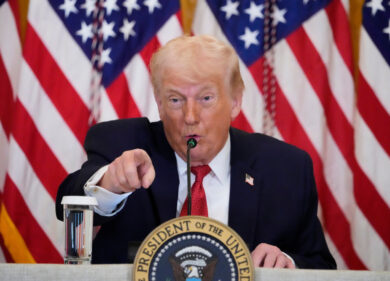 L’ultima di Trump: “Sbloccherò i fondi per aeroporti e stazioni, ma solo se porteranno il mio nome”