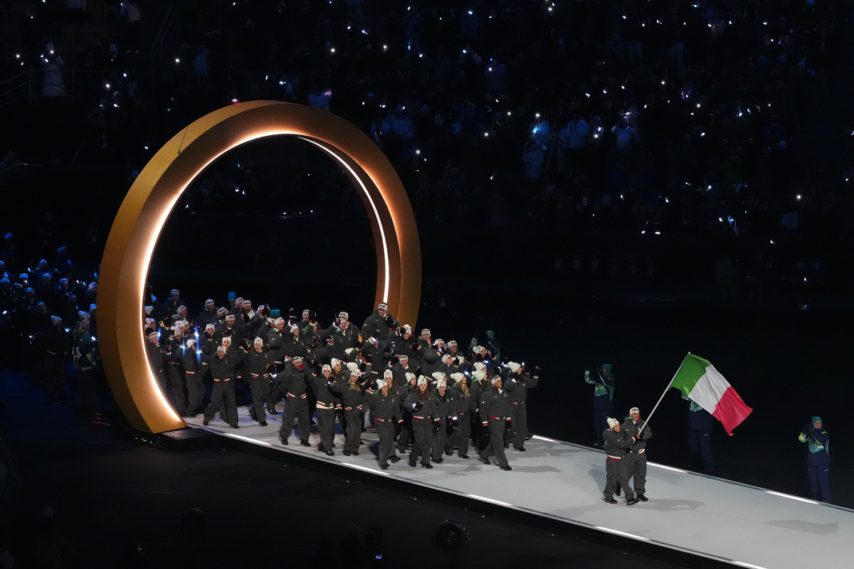 Milano-Cortina, a San Siro ovazione per gli Azzurri, fischi a Vance. Mattarella apre ufficialmente i Giochi. Gli ultimi tedofori Tomba, Compagnoni e Goggia accendono i bracieri
