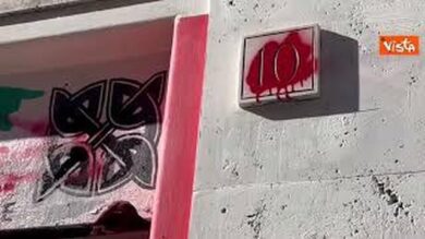 Vandalizzata con vernice rossa e scritte “fascisti di me**” sede Fratelli D’Italia a Roma Garbatella