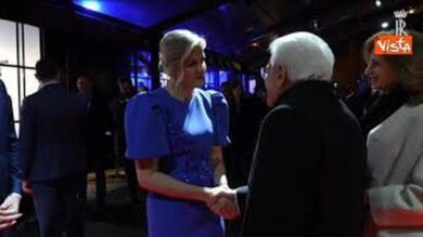 La stretta di mano tra Mattarella e Rubio alla cena di gala del Cio alla Fabbrica del Vapore