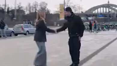Milano, Giorgia Meloni alla stazione di Rogoredo incontra i militari. VIDEO
