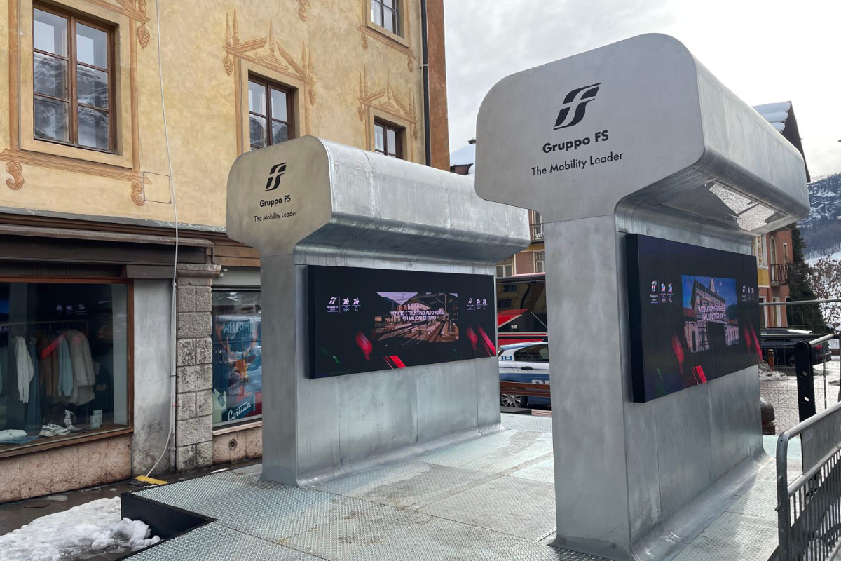 Gruppo FS, installata a Cortina l’opera “Pensiero Binario”: la mobilità come visione del futuro Gruppo FS, installata a Cortina l’opera “Pensiero Binario”: la mobilità come visione del futuro
