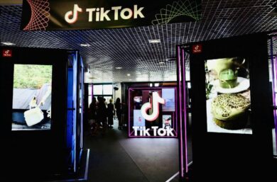 “TikTok causa dipendenza, a rischio il benessere mentale degli utenti”, la piattaforma nel mirino dell’Ue. Che cosa è successo