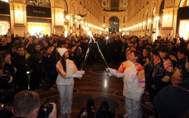 Olimpiadi, la fiamma illumina Milano. Cotoletta per Vance alla cena di gala. Oggi la cerimonia, Ghali polemico: “So perchè non posso cantare l’Inno”
