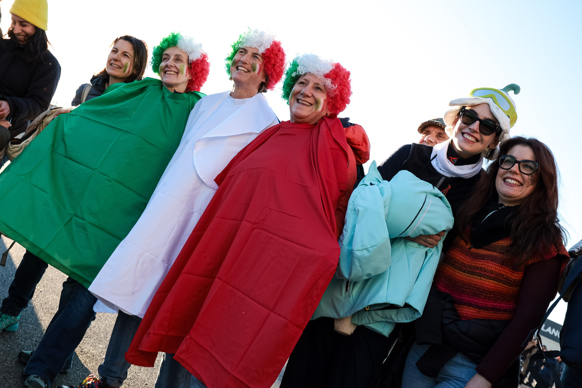 Milano-Cortina, a San Siro ovazione per gli Azzurri, fischi a Vance. Mattarella apre ufficialmente i Giochi. Gli ultimi tedofori Tomba, Compagnoni e Goggia accendono i bracieri