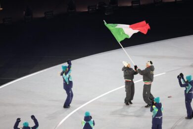 Milano-Cortina, l’ingresso della delegazione italiana alla serata di inaugurazione dei Giochi