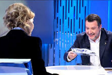 Salvini cerca di conquistare Lilli Gruber, ecco il regalo in diretta per le Olimpiadi. Il siparietto
