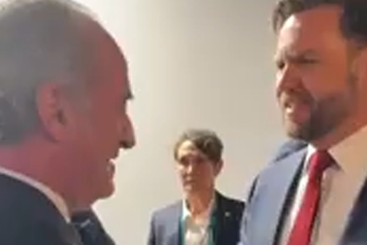 Olimpiadi, Zaia incontra JD Vance. E il vicepresidente Usa scherza: “Questo tizio è forte” Olimpiadi, Zaia incontra JD Vance. E il vicepresidente Usa scherza: “Questo tizio è forte”