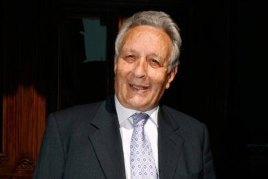 Addio a Salvatore Mazzaracchio: morto a 92 anni l’ex deputato e senatore di Forza Italia. D’Attis: “È stato un riferimento per tutti noi”