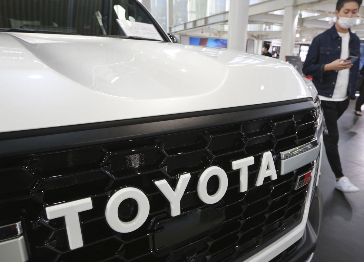 Toyota, all’improvviso cambia tutto. Il Ceo Sato lascia il posto al direttore finanziario Kenta Kon. E il gruppo annuncia nuove fusioni Toyota, all’improvviso cambia tutto. Il Ceo Sato lascia il posto al direttore finanziario Kenta Kon. E il gruppo annuncia nuove fusioni