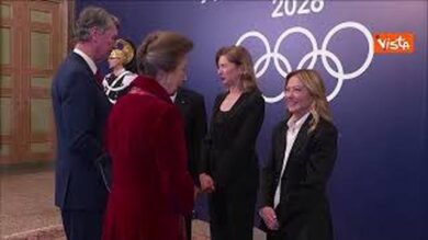 Milano Cortina, la Principessa Reale Anna del Regno Unito arriva alla cerimonia d’apertura