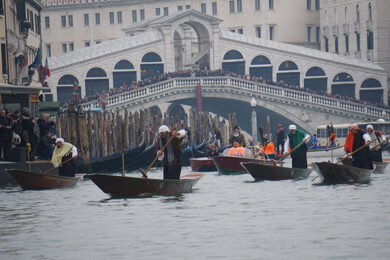 Venezia, motoscafo in avaria travolge una gondola e si schianta: panico tra i turisti. VIDEO