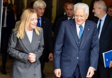 Milano-Cortina, dalle gag di Meloni con Mattarella a Zaia “incoronato” sindaco: i fuori onda olimpici