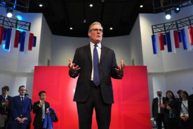 Epstein Files, terremoto politico nel Regno Unito: si dimette il capo di gabinetto di Starmer dopo le pressioni per il caso Mandelson