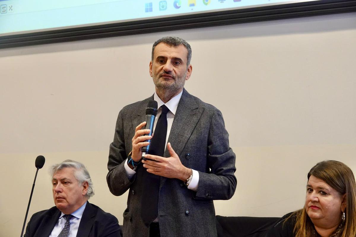 Puglia, inaugurato il nuovo mercato ortofrutticolo di Andria. Decaro: “Restituita dignità al lavoro degli operatori” Puglia, inaugurato il nuovo mercato ortofrutticolo di Andria. Decaro: “Restituita dignità al lavoro degli operatori”