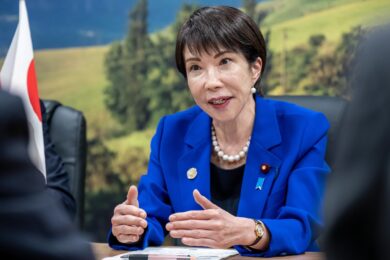Giappone, la premier uscente Sanae Takaichi fa incetta di voti: trionfo alle urne, verso una super maggioranza. Crolla l’opposizione 
