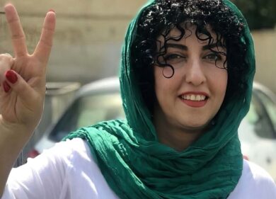 Iran, la tensione torna a salire: la Nobel per la Pace Mohammadi condannata a sei anni di carcere