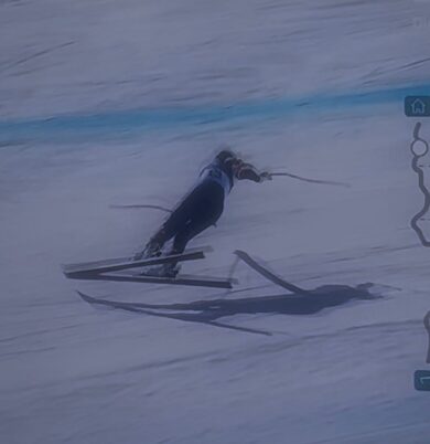 Milano-Cortina, brutta caduta per l’americana Vonn: l’atleta (con il crociato già rotto) prende la porta con la spalla e si ribalta