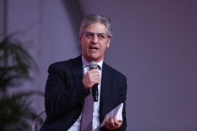 Milano-Cortina, caos telecronaca: l’Ad della Rai tira le orecchie a Petrecca. Il direttore di RaiSport non farà la cerimonia di chiusura