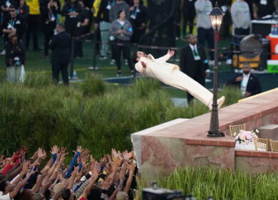 Super Bowl e polemiche, Bad Bunny canta in spagnolo e denuncia l’immigrazione Usa. Esplode la furia del popolo Maga