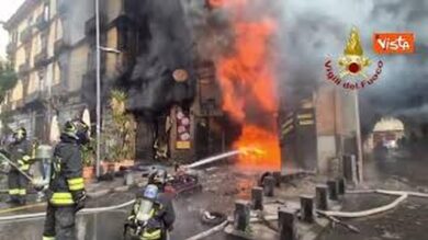 Scoppia un incendio in una pizzeria di Secondigliano (Napoli), evacuato l’edificio sovrastante