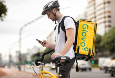 Glovo nei guai per caporalato, la “voce” dei rider a Milano: “Migranti costretti a sfruttare altri migranti. Ecco come funziona”