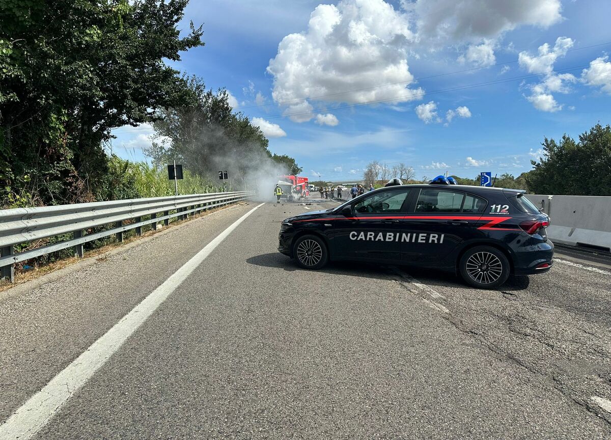 Assalto a due portavalori sulla Lecce-Brindisi, sparatoria con i carabinieri: due fermati, caccia agli altri del commando Assalto a due portavalori sulla Lecce-Brindisi, sparatoria con i carabinieri: due fermati, caccia agli altri del commando