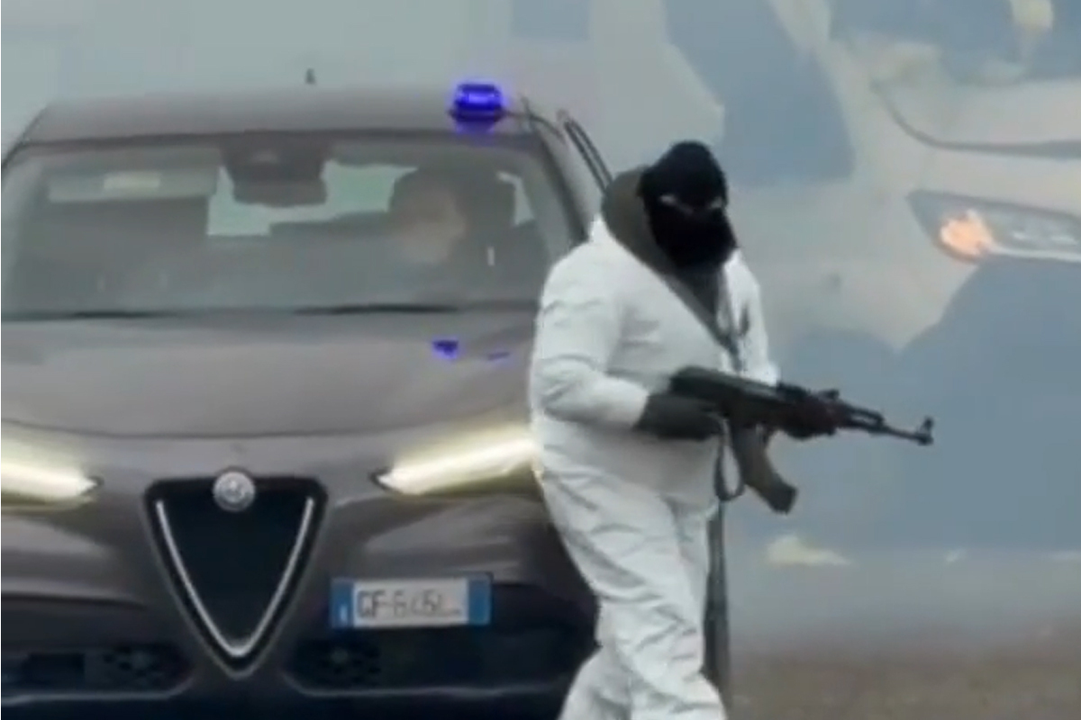 Portavalori assaltato sulla Lecce-Brindisi: esplosione e scontro a fuoco, strada chiusa Portavalori assaltato sulla Lecce-Brindisi: esplosione e scontro a fuoco, strada chiusa