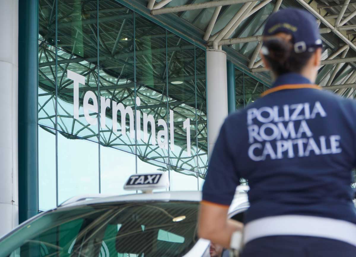 Fiumicino, maxi sequestro di sigarette: oltre 156 kg di tabacchi in valigia, due denunciati per contrabbando Fiumicino, maxi sequestro di sigarette: oltre 156 kg di tabacchi in valigia, due denunciati per contrabbando