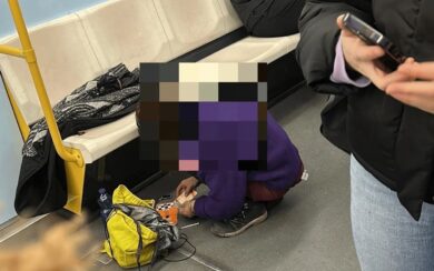 Choc in metropolitana a Milano: ragazza si buca davanti ai passeggeri, una bambina assiste alla scena