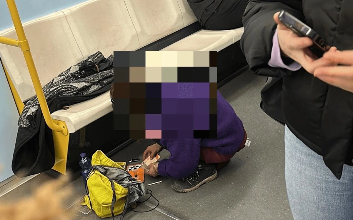 Choc in metropolitana a Milano: ragazza si buca davanti ai passeggeri, una bambina assiste alla scena Choc in metropolitana a Milano: ragazza si buca davanti ai passeggeri, una bambina assiste alla scena
