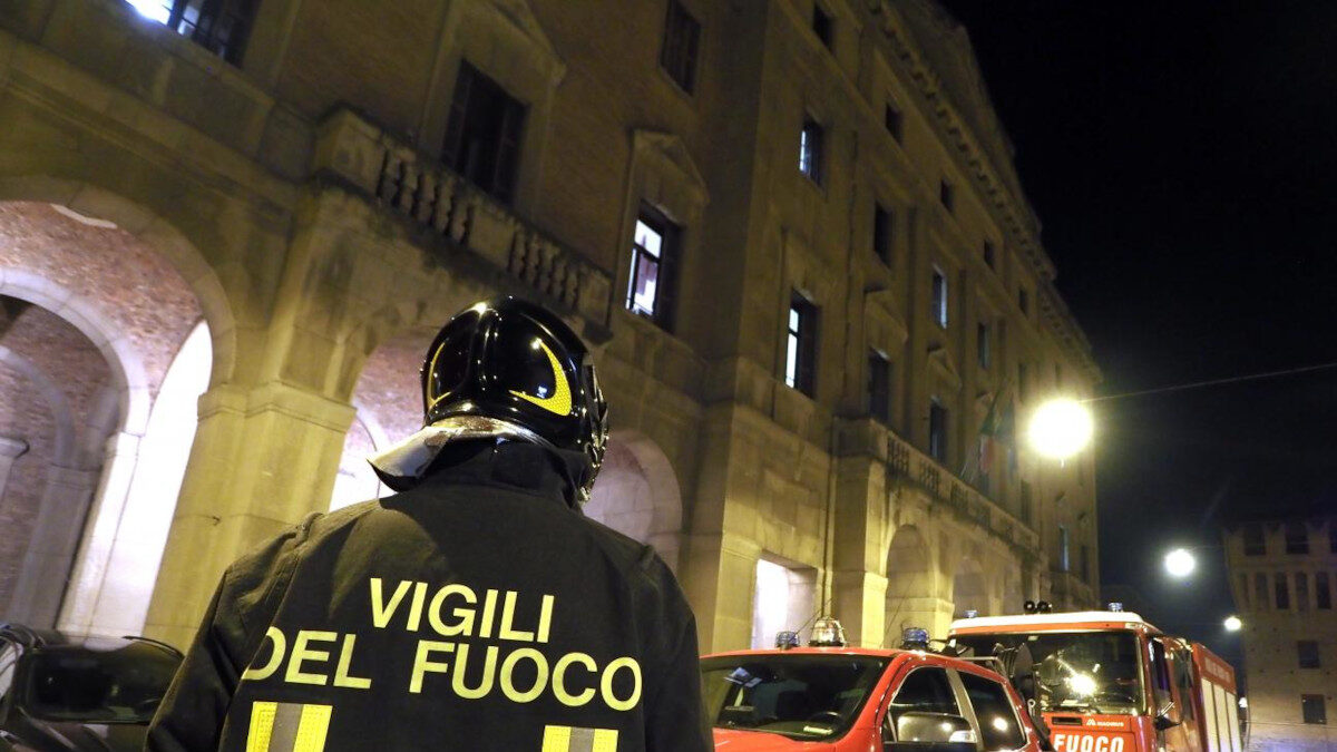 Roma: va a fuoco un appartamento, evacuate 20 persone da una palazzina in zona Ostiense Roma: va a fuoco un appartamento, evacuate 20 persone da una palazzina in zona Ostiense