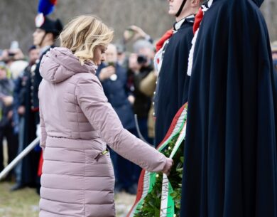 Foibe, il Giorno del ricordo: bandiere a mezz’asta e cerimonia alla Camera. Meloni: “Questa storia appartiene all’Italia intera”