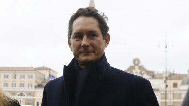 Eredità Agnelli, brutto regalo per John Elkann per i suoi 50 anni. Rischia il rinvio a giudizio