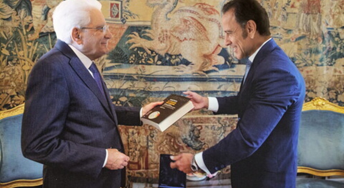 Marcello Minenna pubblica sul suo sito una foto con Mattarella e il Papa. Ma è fatta con l’intelligenza artificiale
