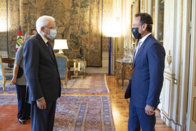 Marcello Minenna pubblica sul suo sito una foto con Mattarella e il Papa. Ma è fatta con l’intelligenza artificiale