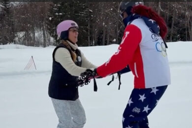 Snoop Dog sulla neve… il rapper non ha mai sciato. Il video esilarante (non riesce a stare in piedi)