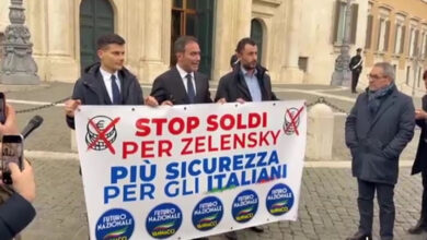 Striscione dei vannacciani davanti alla Camera: “Stop soldi a Zelensky”.  Protesta durante il voto di fiducia sul decreto Ucraina