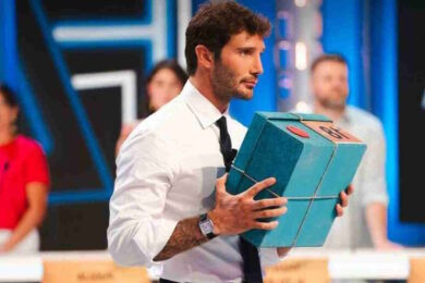 Ascolti tv, Stefano de Martino “lancia” se stesso: chi vince la sfida tra Affari Tuoi e La Ruota della fortuna? I dati Auditel per l’access prime time