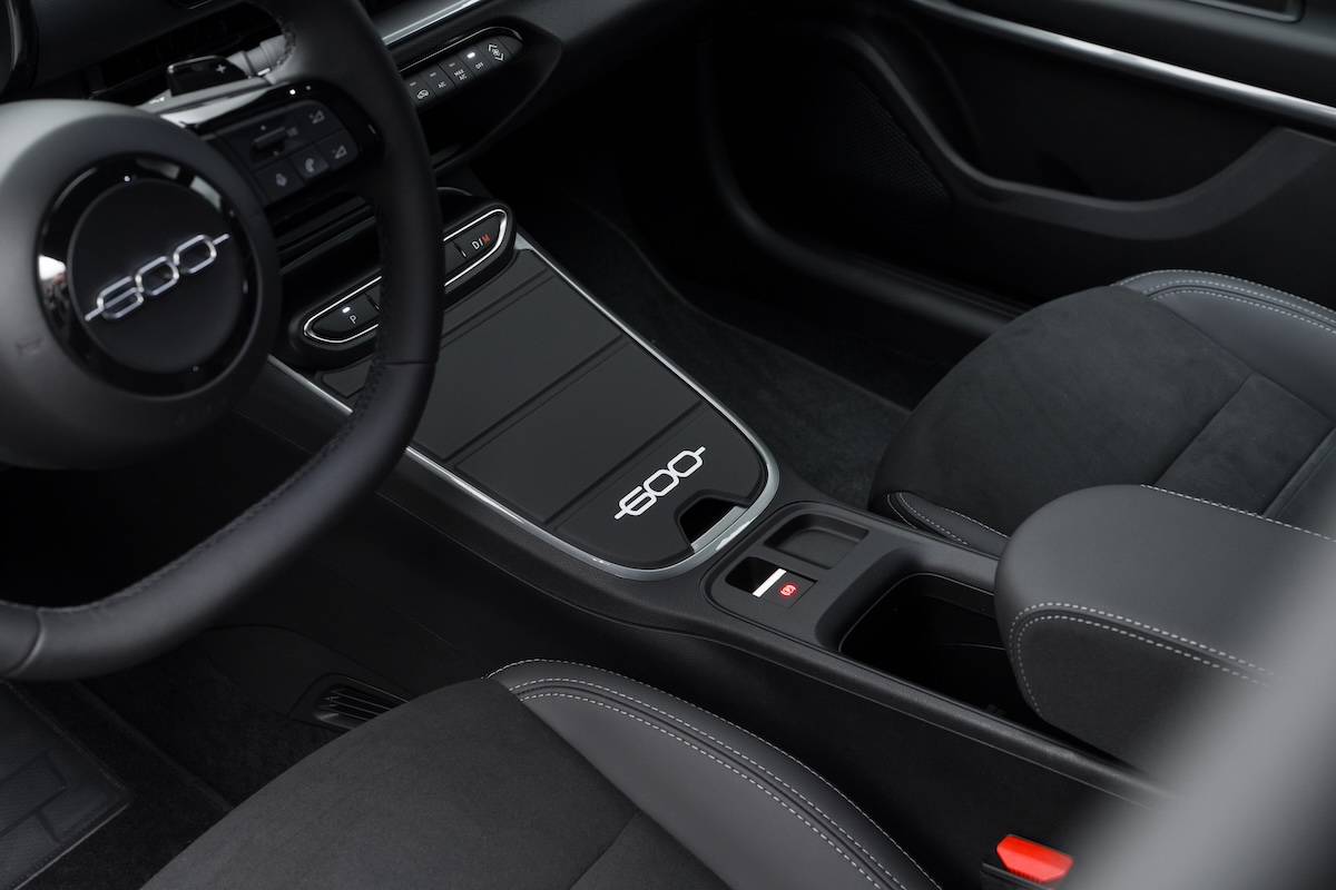 Fiat 600 Sport Edizione Milano Cortina 2026: ibrida 145 CV e look dark Fiat 600 Sport Edizione Milano Cortina 2026: ibrida 145 CV e look dark