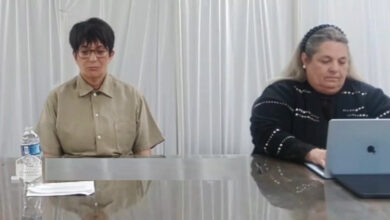 Caso Epstein, Ghislaine Maxwell si rifiuta di rispondere: “Parlerò solo in cambio della grazia di Trump”