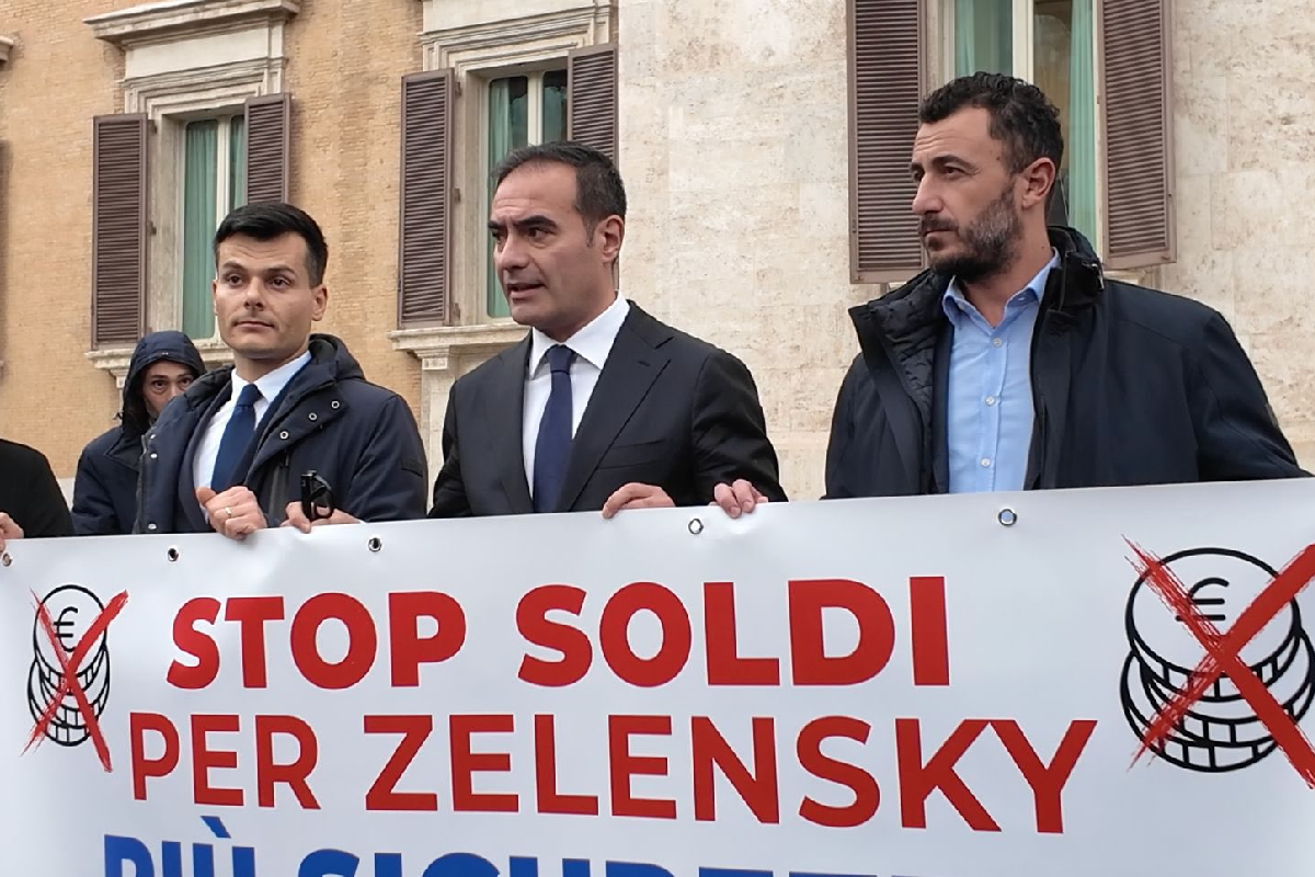 Armi per Kiev, la Camera approva la fiducia: 207 sì, 119 no e 4 astenuti. Vannacci: “Sappiamo da che parte stare, non siamo uno strumento della sinistra” Armi per Kiev, la Camera approva la fiducia: 207 sì, 119 no e 4 astenuti. Vannacci: “Sappiamo da che parte stare, non siamo uno strumento della sinistra”